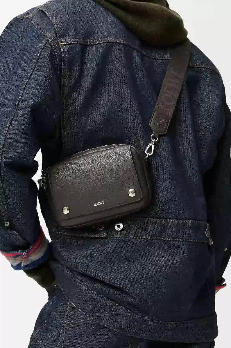 piccola borsa a tracolla pebble in morbida pelle di vitello granata grigio scuro