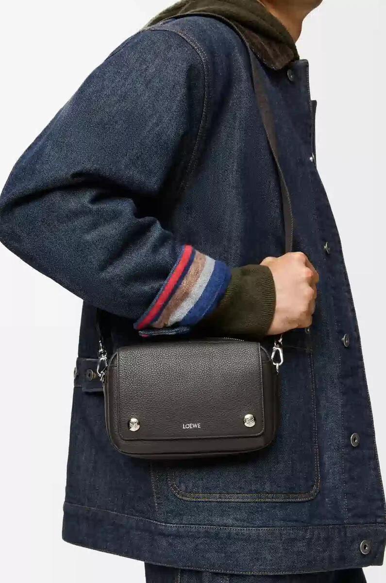 piccola borsa a tracolla pebble in morbida pelle di vitello granata grigio scuro