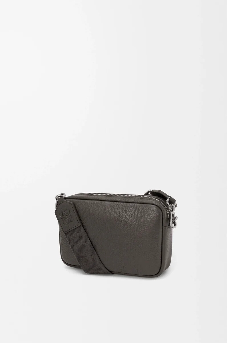 piccola borsa a tracolla pebble in morbida pelle di vitello granata grigio scuro
