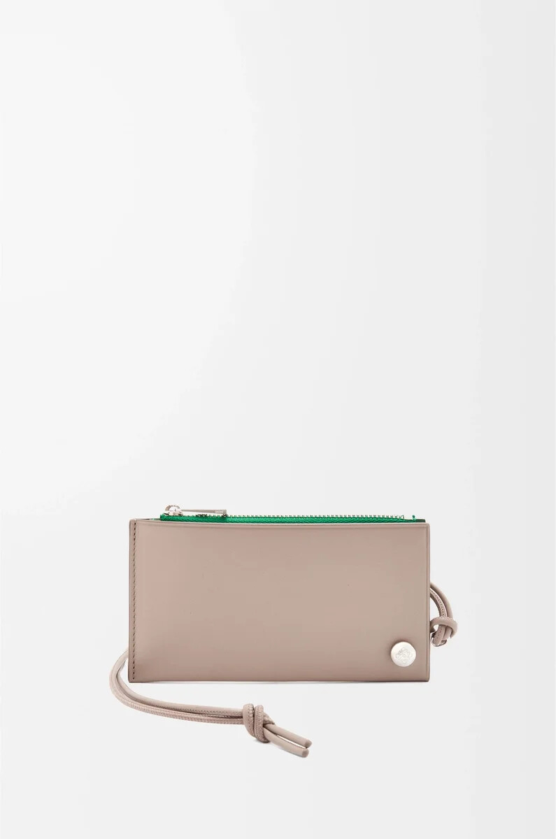porta carte di credito pebble slider in pelle di vitello nappa lucida sabbiaverde tropicale