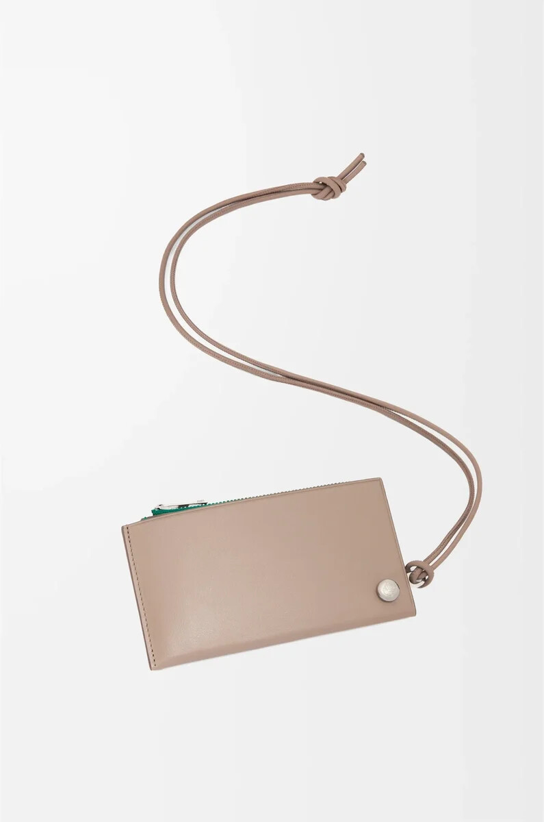 porta carte di credito pebble slider in pelle di vitello nappa lucida sabbiaverde tropicale