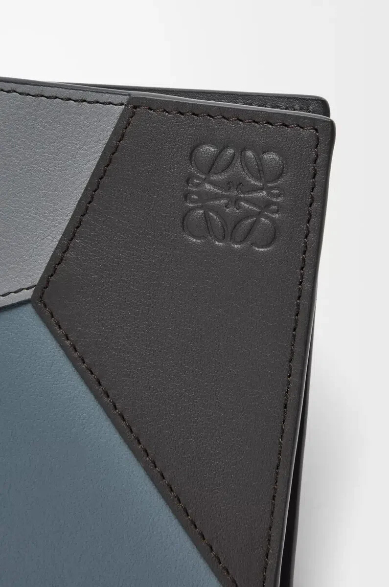 portacarte bifold puzzle in pelle di vitello classica grigio asfaltoblu tempesta