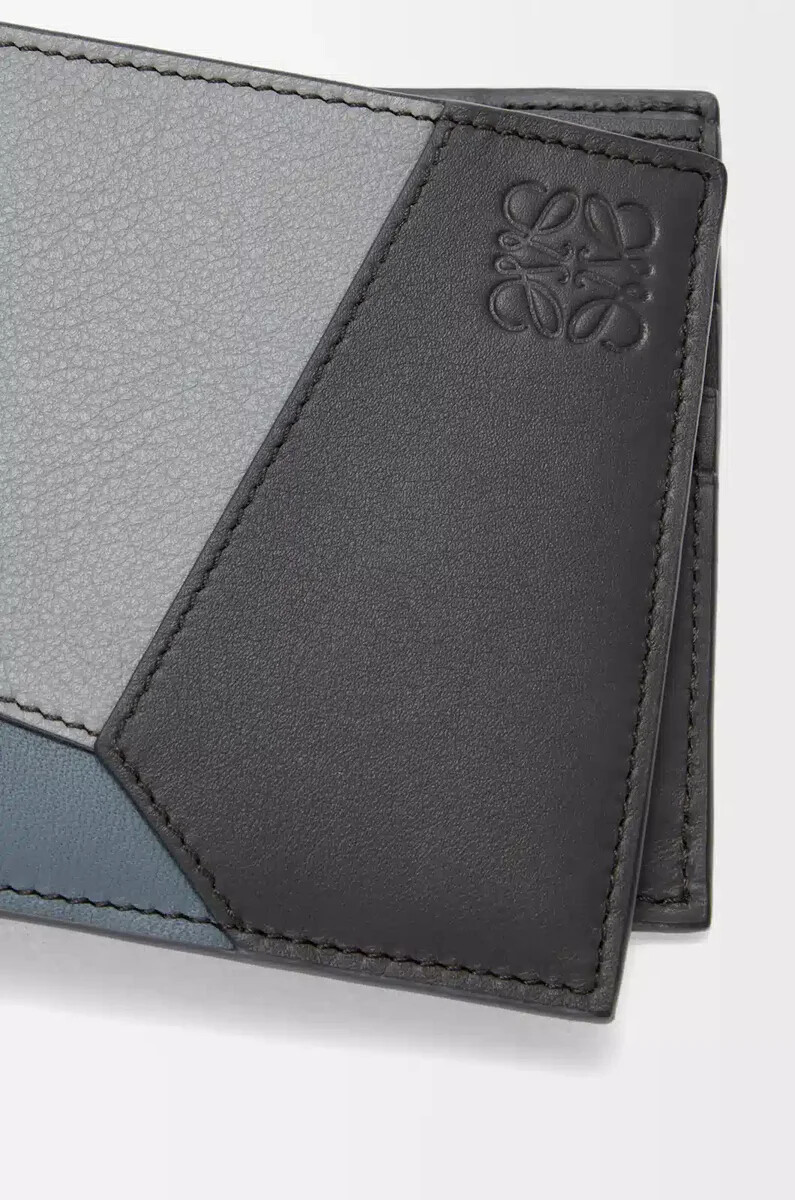 portafoglio bifold puzzle in pelle di vitello classica grigio asfaltoblu tempesta
