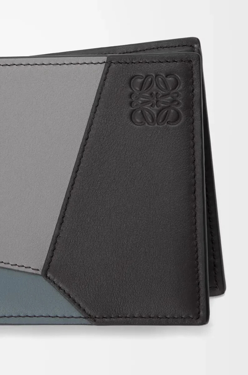 portafoglio bifold puzzle in pelle di vitello classica grigio asfaltoblu tempesta