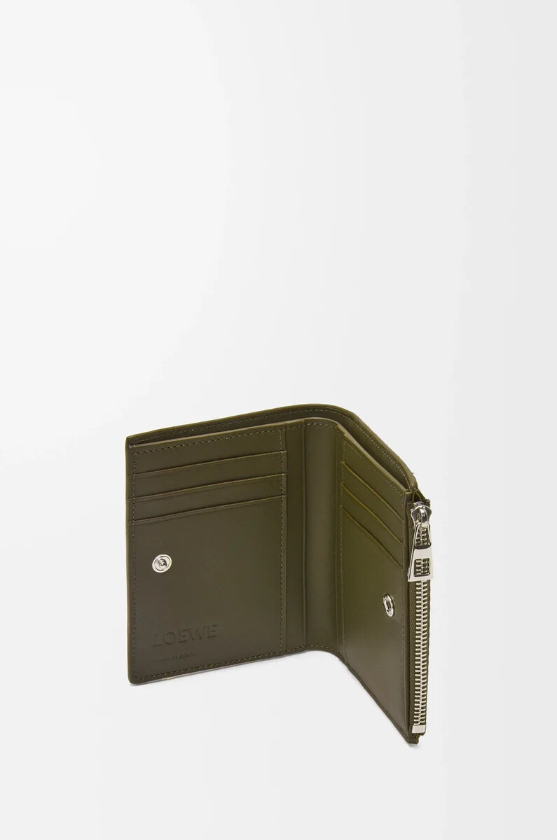 portafoglio sottile e compatto in pelle di vitello classica testurizzata dark khaki