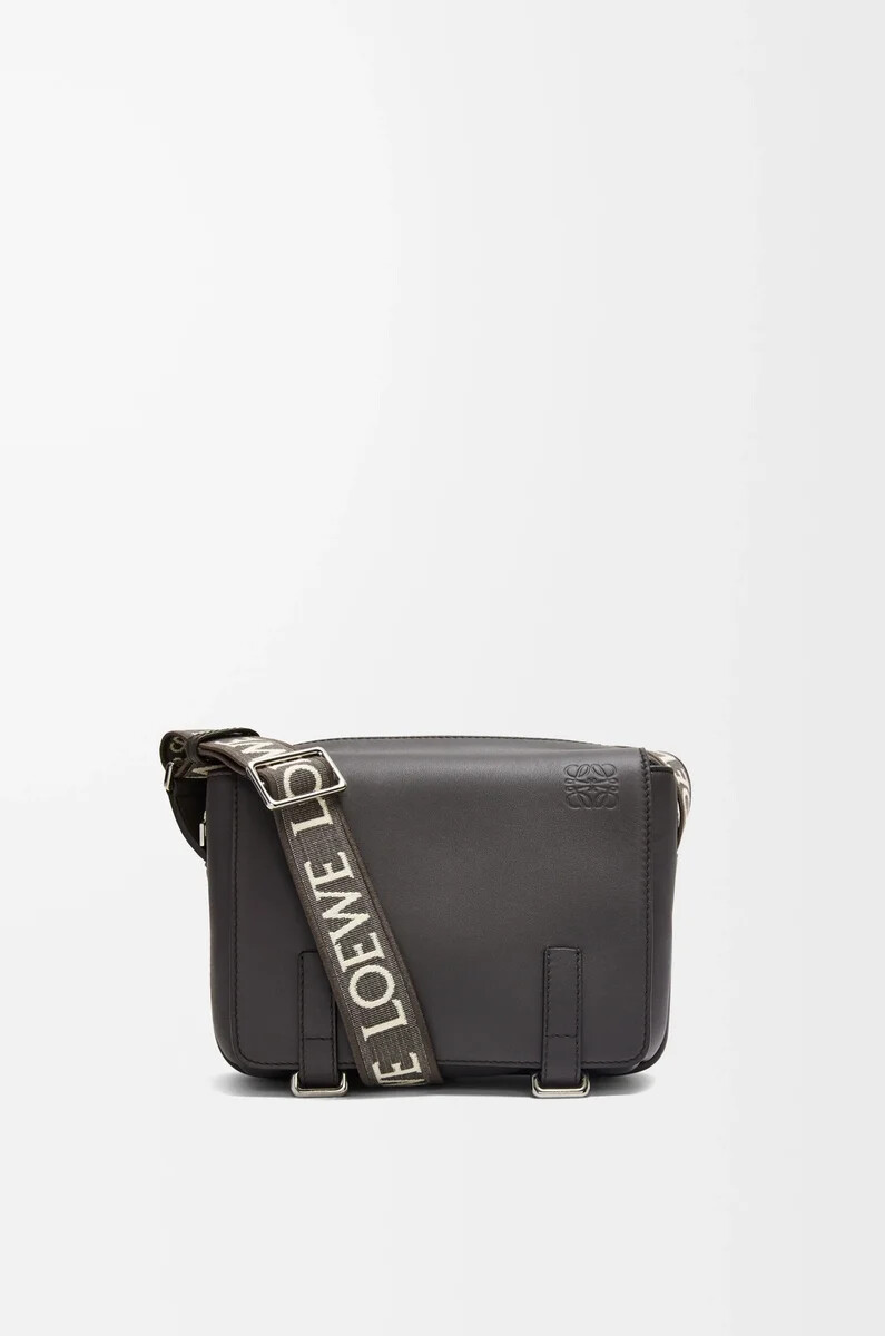 borsa a tracolla militare xs in morbida pelle di vitello liscia e jacquard grigio scuro