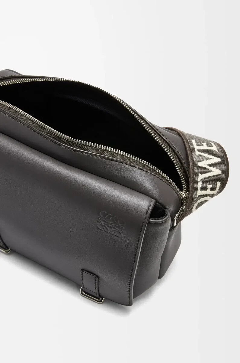 borsa a tracolla militare xs in morbida pelle di vitello liscia e jacquard grigio scuro