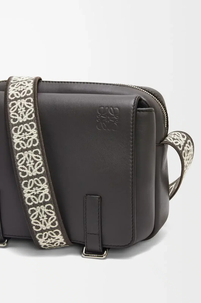 borsa a tracolla militare xs in morbida pelle di vitello liscia e jacquard grigio scuro
