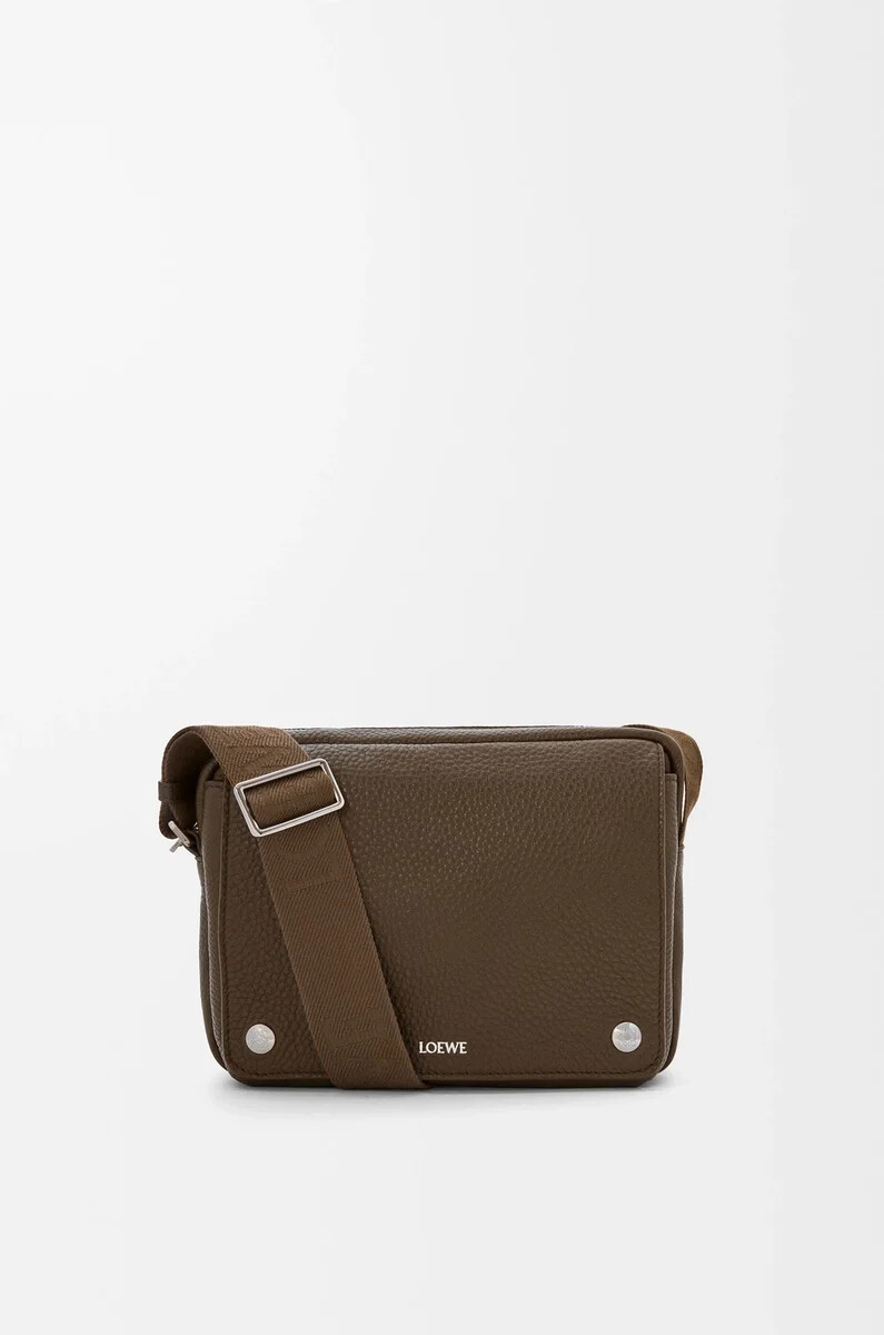 borsa a tracolla media pebble in morbida pelle di vitello grana tundra