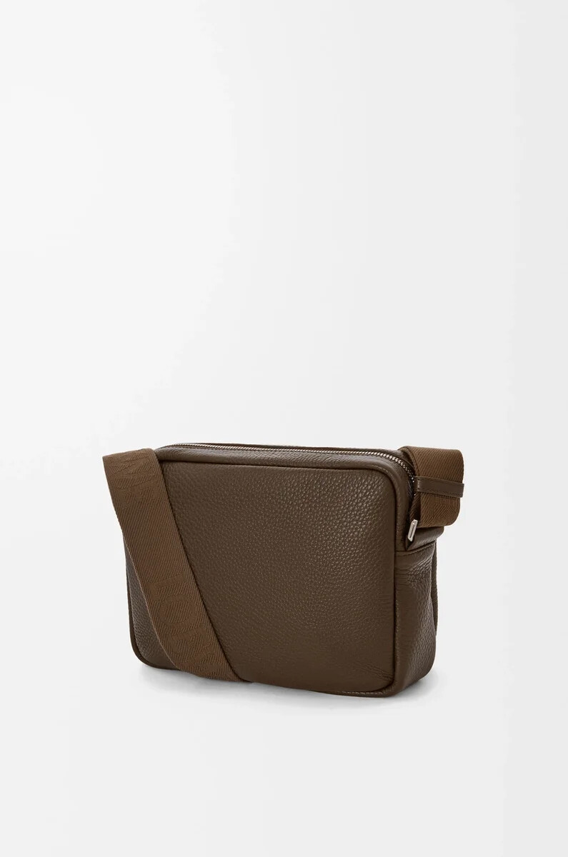 borsa a tracolla media pebble in morbida pelle di vitello grana tundra