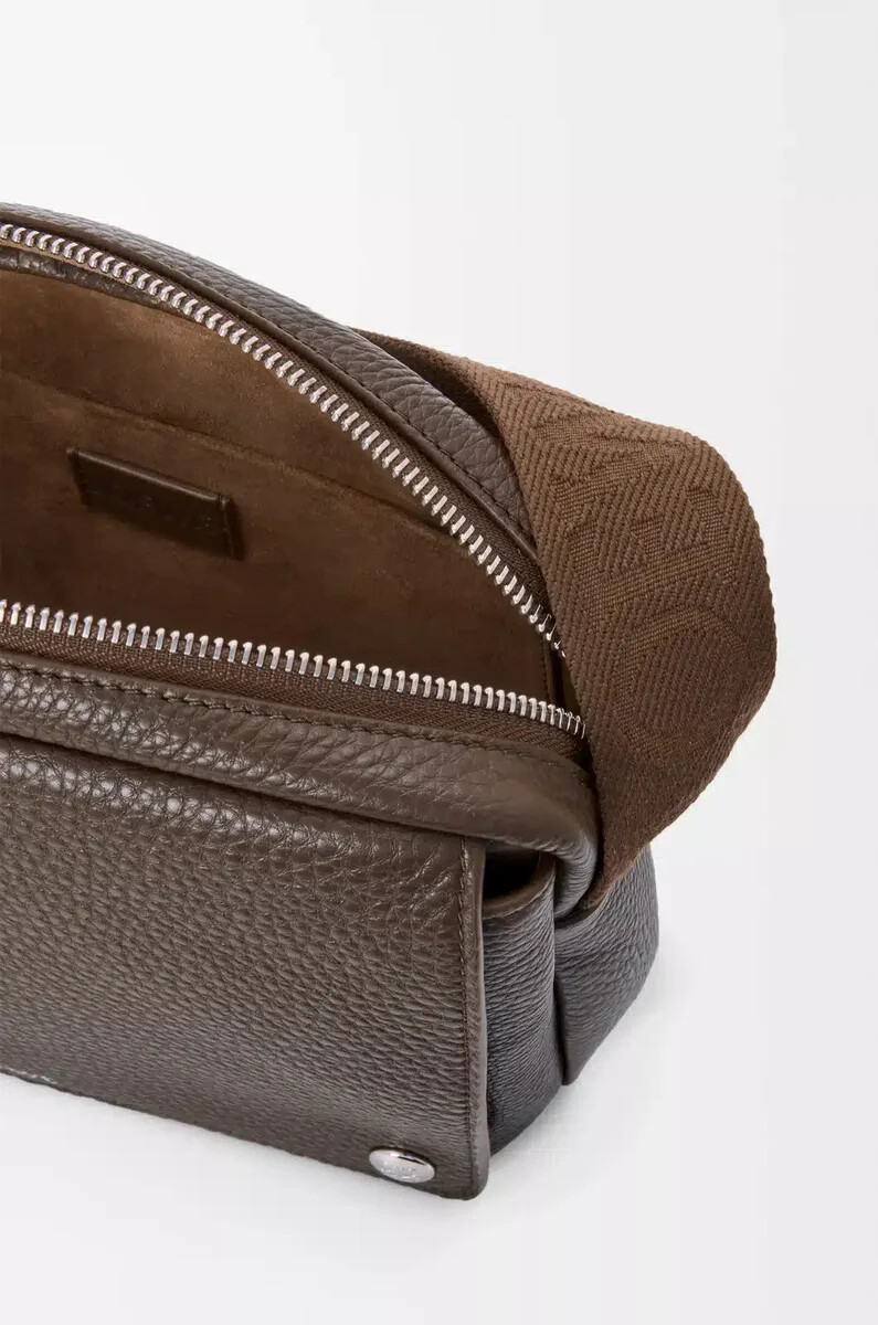 borsa a tracolla media pebble in morbida pelle di vitello grana tundra