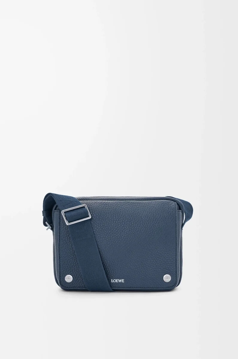 borsa a tracolla media pebble in morbida pelle di vitello grana indigo dye