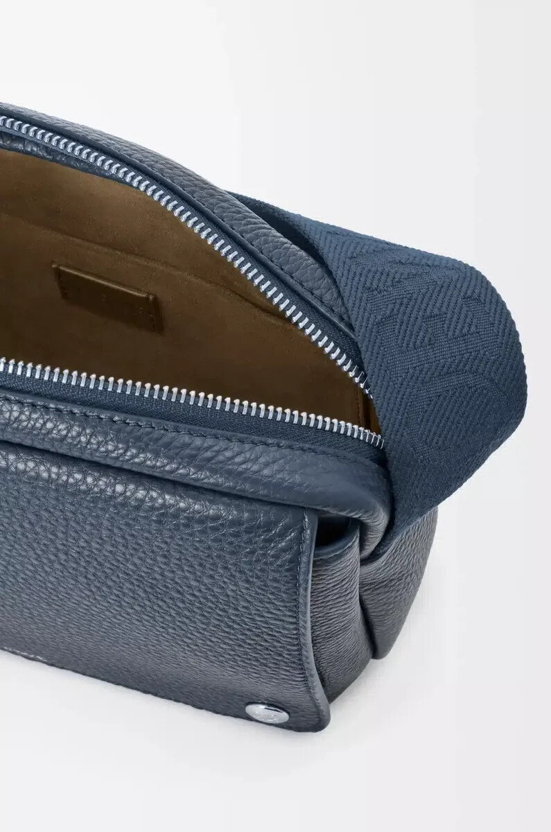 borsa a tracolla media pebble in morbida pelle di vitello grana indigo dye