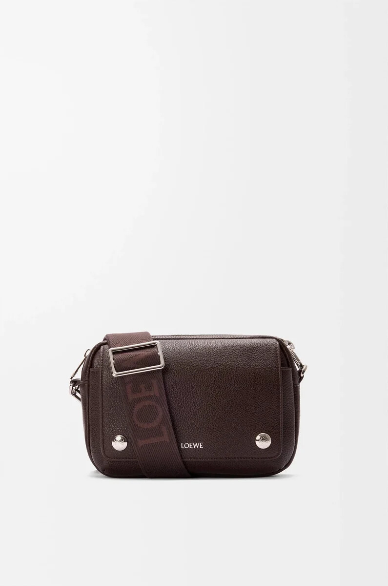 piccola borsa a tracolla pebble in morbida pelle di vitello grana oxblood