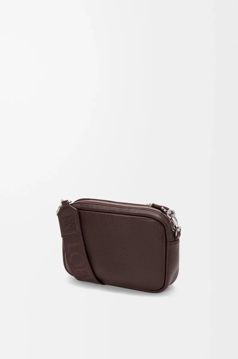piccola borsa a tracolla pebble in morbida pelle di vitello grana oxblood