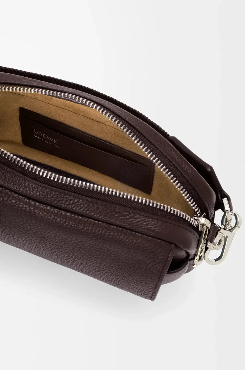 piccola borsa a tracolla pebble in morbida pelle di vitello grana oxblood