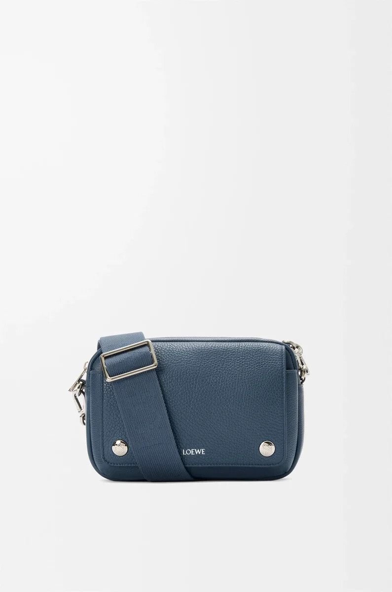 piccola borsa a tracolla pebble in morbida pelle di vitello grana indigo dye