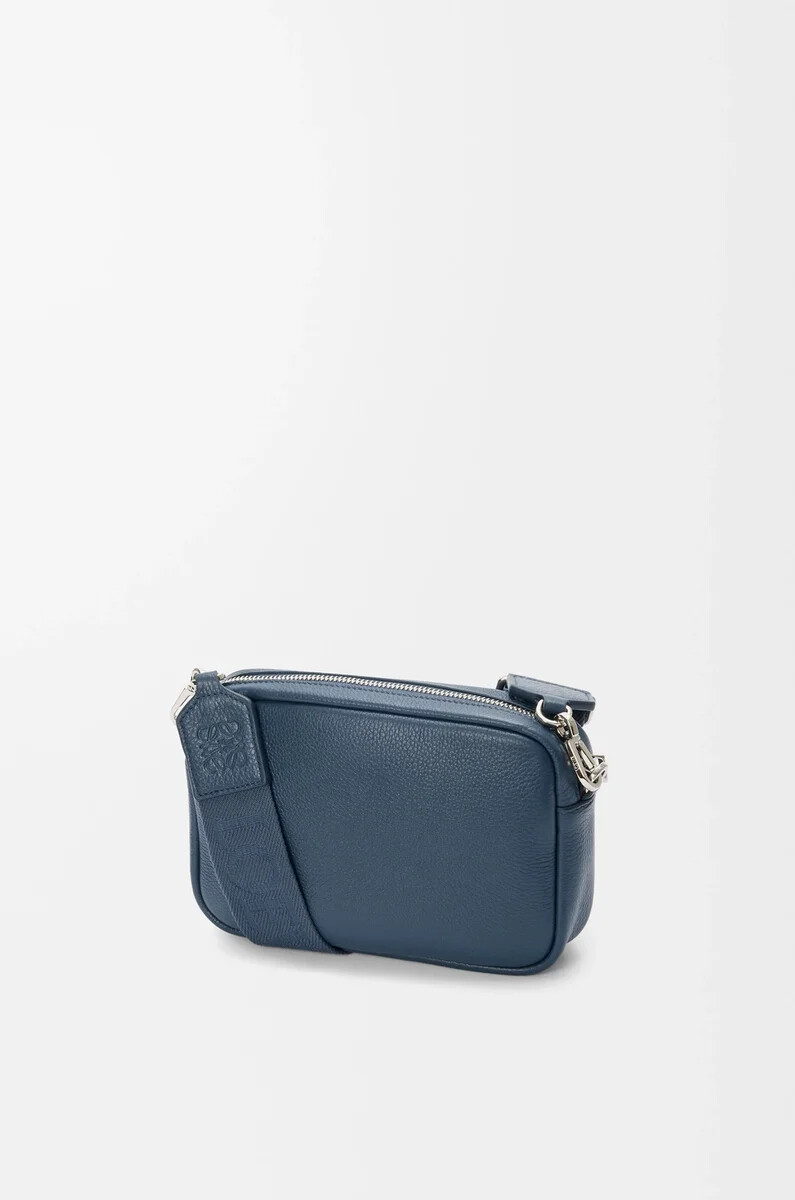 piccola borsa a tracolla pebble in morbida pelle di vitello grana indigo dye