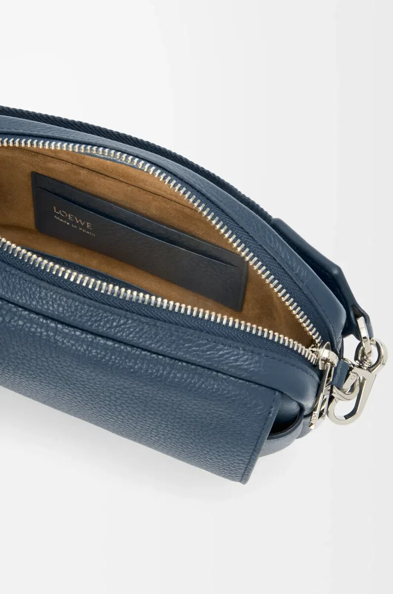 piccola borsa a tracolla pebble in morbida pelle di vitello grana indigo dye
