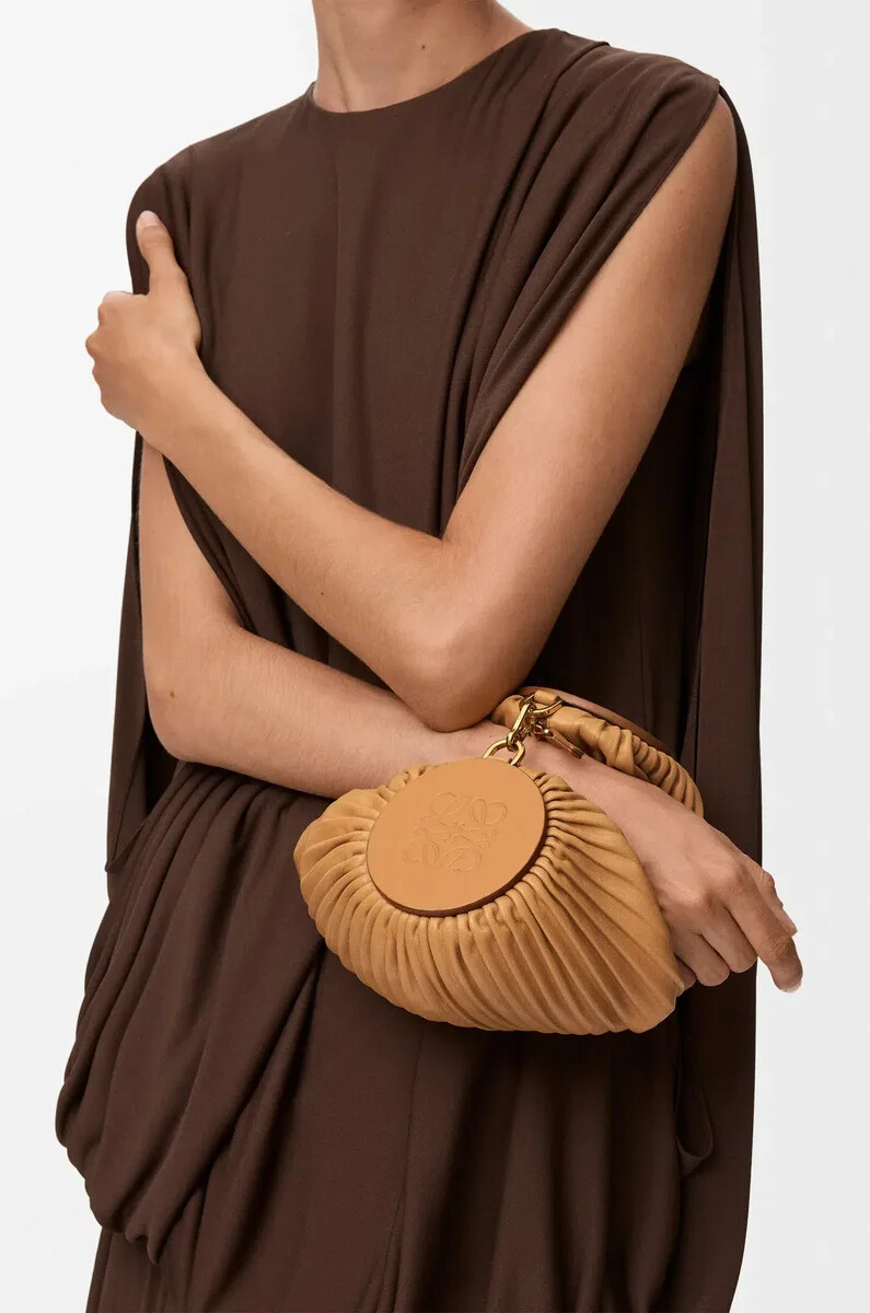 bracciale pouch in nappa dagnello plissettata warm desert