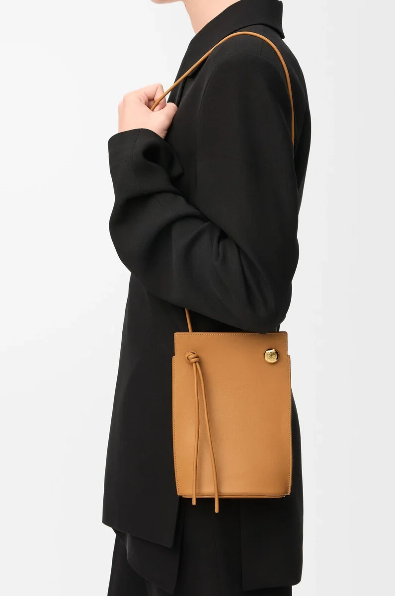 borsa pebble dice in pelle di vitello classica warm desert
