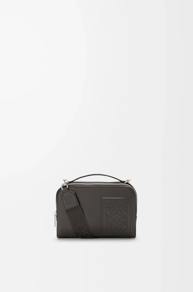 mini borsa a tracolla per fotocamera in pelle di vitello satinata grigio scuro