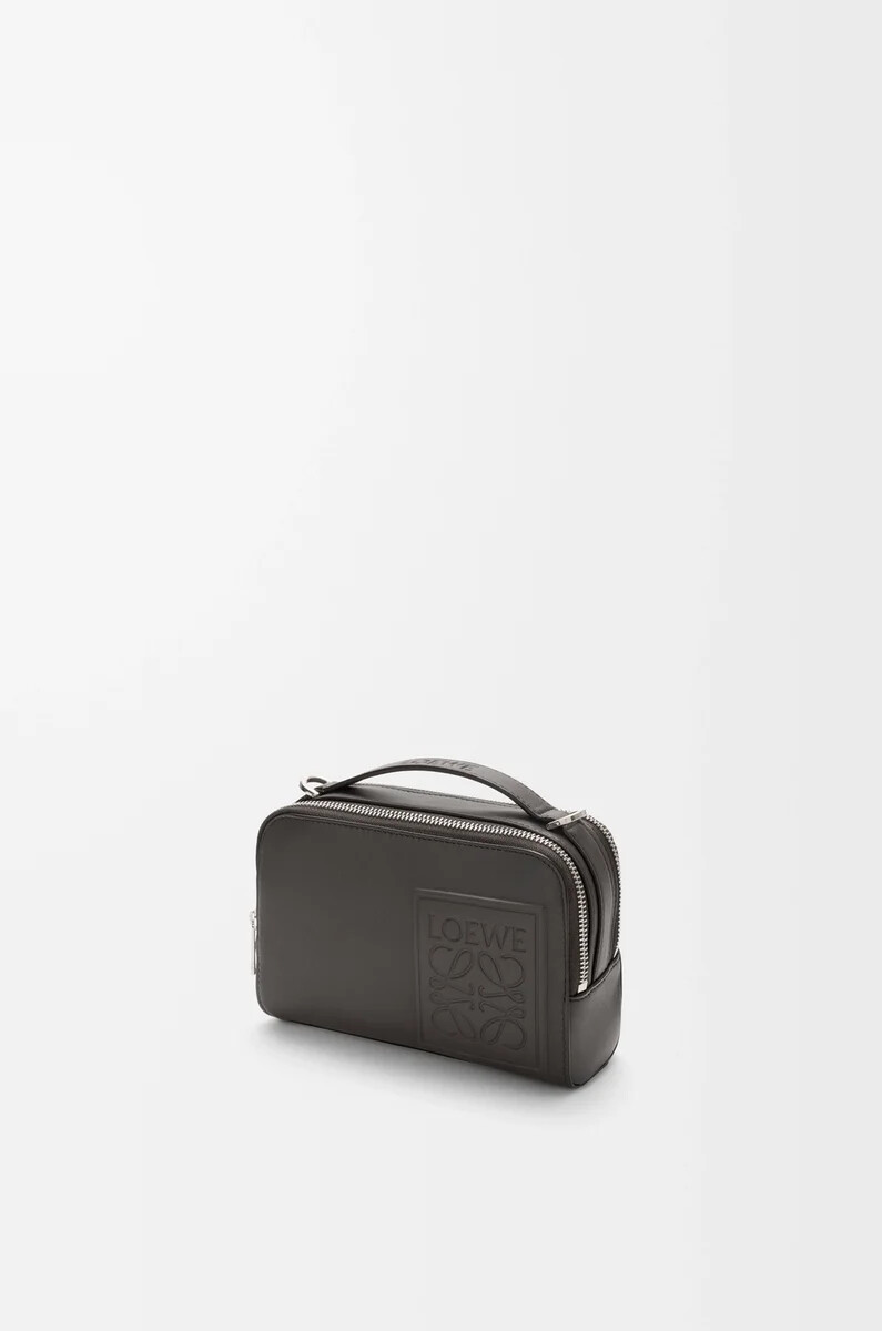 mini borsa a tracolla per fotocamera in pelle di vitello satinata grigio scuro