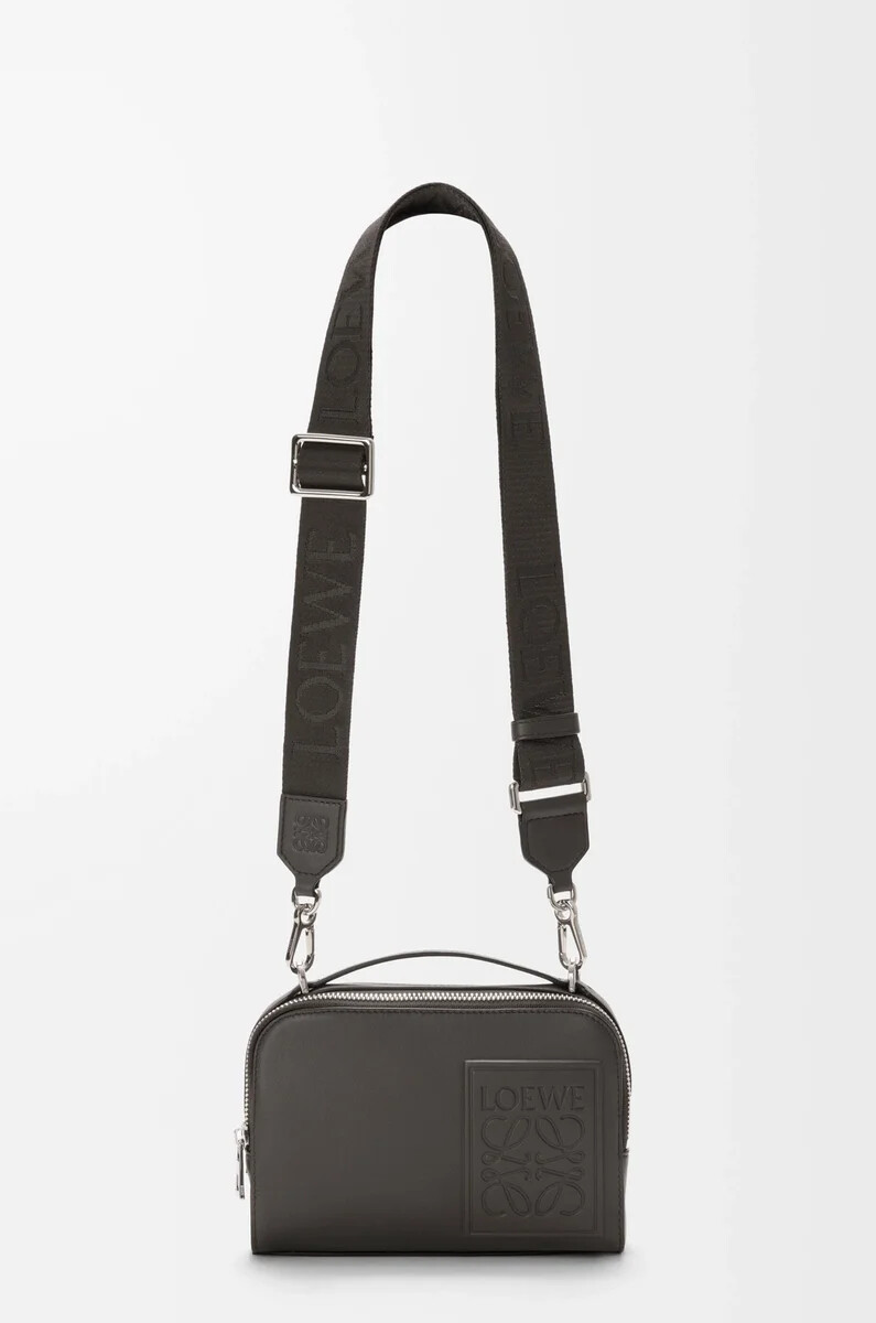 mini borsa a tracolla per fotocamera in pelle di vitello satinata grigio scuro