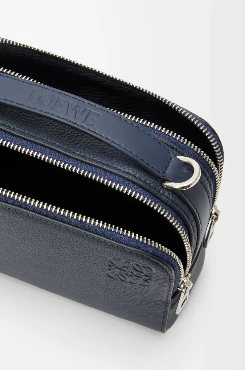 mini borsa a tracolla per fotocamera in morbida pelle di vitello grana blu navy